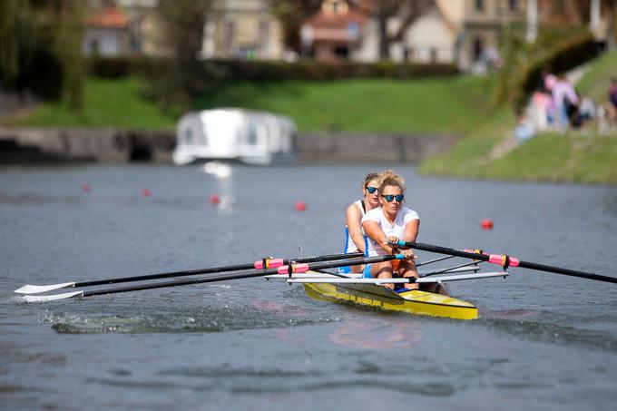 Ilka Štuhec (na fotografiji v čolnu z Anjo Šešum) je tek nadomestila z veslanjem. | Foto: Urban Urbanc/Sportida