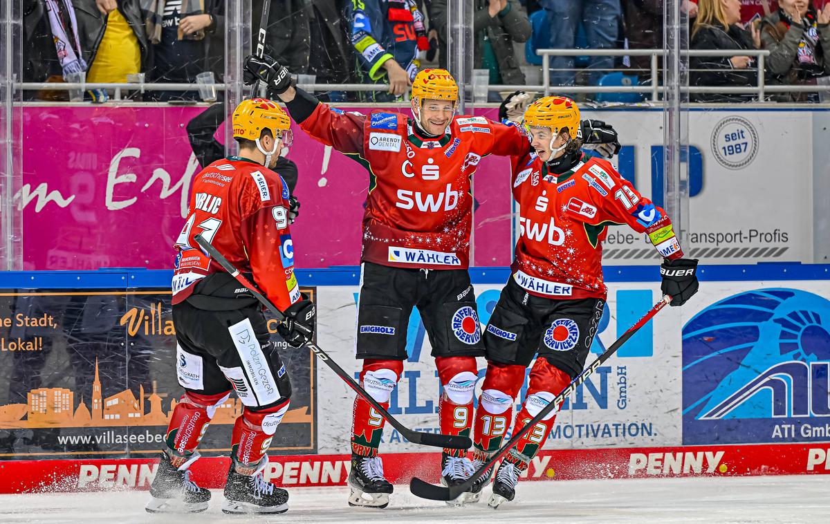 Miha Verlič, Jan Urbas, Žiga Jeglič, Fischtown Pinguins | Trio Miha Verlič, Jan Urbas, Žiga Jeglič je v prvi tretjini zrežiral dva zadetka Fischtown Pinguins iz Bremerhavna. Nemško moštvo je na koncu zmagalo s 5:0. | Foto Guliverimage