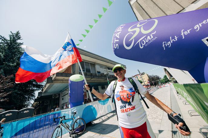 Jože Ravbar | 72-letni Novomeščan Jože Ravbar je redni spremljevalec kolesarskih dirk. Prisoten je tudi na letošnji dirki Po Sloveniji, kjer izstopa zaradi slovenske trobojnice večjega formata in majice Tadeja Pogačarja.  | Foto Vid Ponikvar