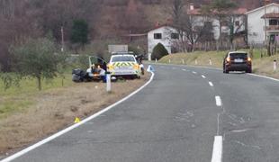 Nepravilno prehitevanje v Brdih. Motorist obležal na bankini.