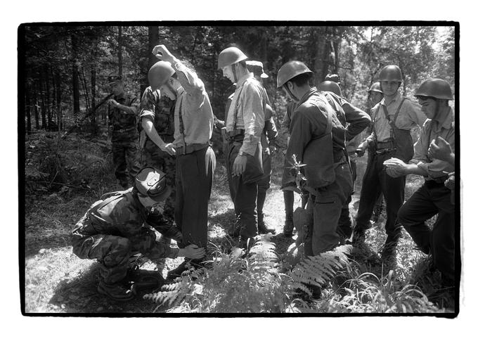 Prizori iz vojne za Slovenijo poleti 1991 – ujeti vojaki JLA. | Foto: Tone Stojko, hrani Muzej novejše zgodovine Slovenije