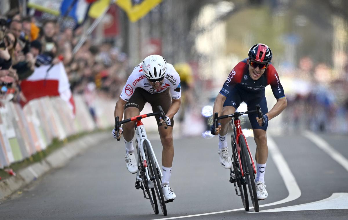 Benoit Cosnefroy, Michal Kwiatkowski | Za zmago sta v ciljnem sprintu obračunala Benoit Cosnefroy in Michal Kwiatkowski, zmagal pa je Poljak. | Foto Guliverimage