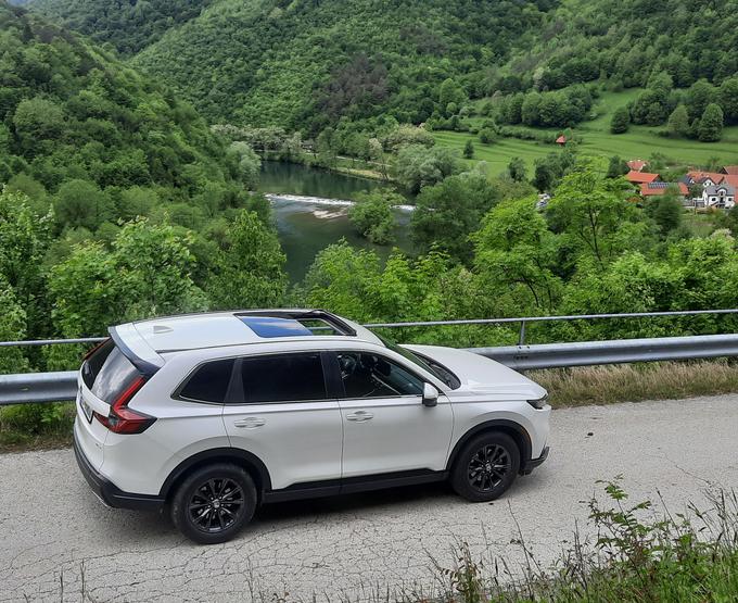 Z 20-centimetrsko oddaljenostjo od tal se CR-V dobro znajde izven asfalta. Po potrebi s 4WD in nadzorom spuščanja po strminah. | Foto: Aleš Črnivec