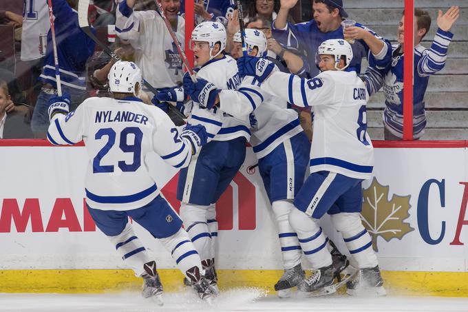 Auston Matthews je pred sedmimi leti uprizoril eno od najboljših debitantskih predstav v zgodovini lige NHL. Na prvi tekmi je zadel kar štirikrat. | Foto: Reuters