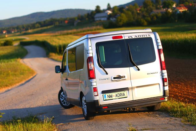 To je nadgrajeni Renaultov trafic, ki so mu pri novomeški Adrii Mobil vdahnili obilo pustolovskega duha in potovalne uporabnosti.  | Foto: Gregor Pavšič