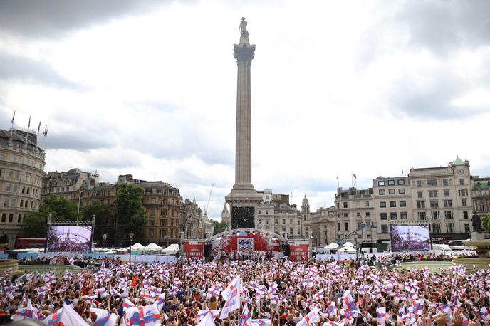 Anglija, Trafalgar Square | Angleški navijači so takole pozdravili njihove šampionke na Trafalgarskem trgu.  | Foto Reuters