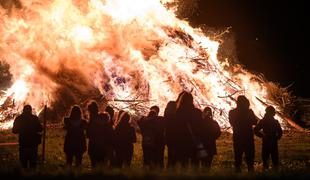 Po Sloveniji zvečer številna kresovanja