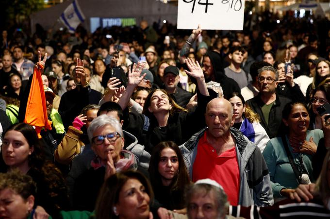 Ljudje v pričakovanju izpustitve treh talk.  | Foto: Reuters