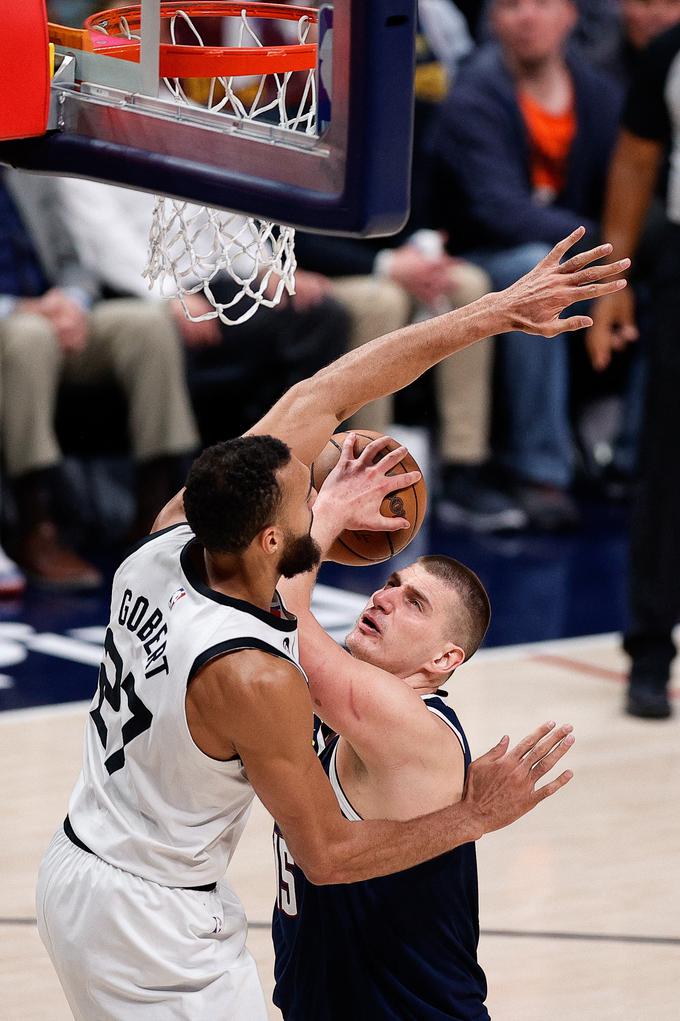 Srb Nikola Jokić v dvoboju pod košem s Francozom Rudyjem Gobertom | Foto: Reuters