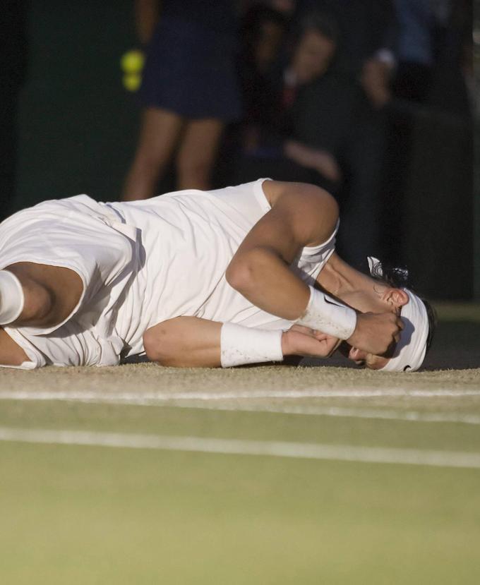 Rafael Nadal leta 2008 v Wimbledonu, ko je v mraku premagal Rogerja Federerja. | Foto: Guliverimage