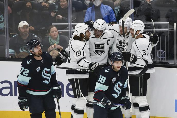 Anže Kopitar Los Angeles Kings | Anže Kopitar se s soigralci veseli četrte zaporedne zmage, novinca so premagali s 3:1. Gorenjec je k zmagi prispeval podajo. | Foto Guliverimage