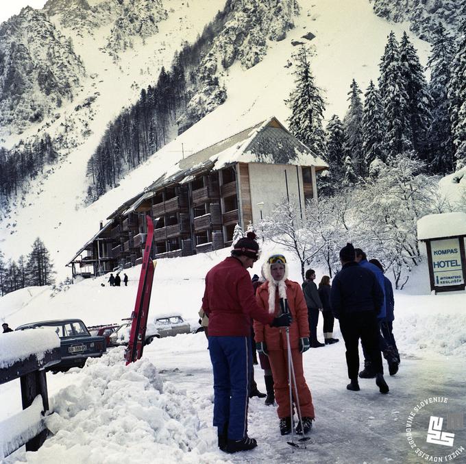 Smučarji na parkirišču pod Zelenico leta 1973. Takrat je obratoval tudi bližnji hotel. | Foto: Jože Mally, hrani Muzej novejše zgodovine Slovenije