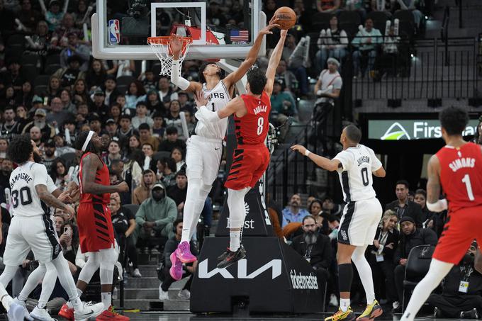 Portland je izgubil sedem od zadnjih osem srečanj. Na zadnji tekmi ga je za 20 točk premagal San Antonio (114:94), mladi francoski orjak Victor Wembanyama pa je prispeval kar 30 točk in deset blokad. Pri Portlandu je Shaedon Sharpe dosegel 25 točk. | Foto: Reuters