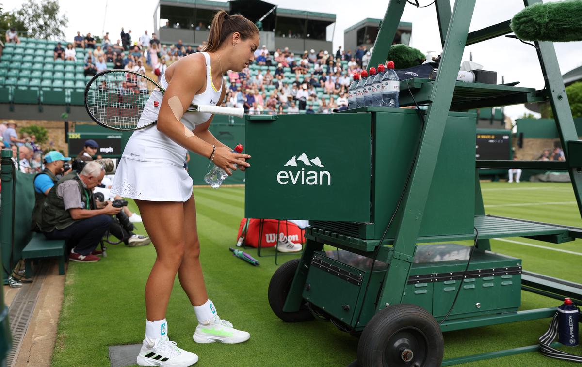 Jodie Burrage | Britanska teniška igralka Jodie Burrage je navdušila z nesebično potezo ob robu igrišča v Wimbledonu. | Foto Reuters