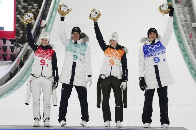 Zlata slovenska mešana ekipa v smučarskih skokih na olimpijskih igrah v Pekingu: Nika Križnar, Timi Zajc, Urša Bogataj in Peter Prevc | Foto: Guliverimage/Vladimir Fedorenko