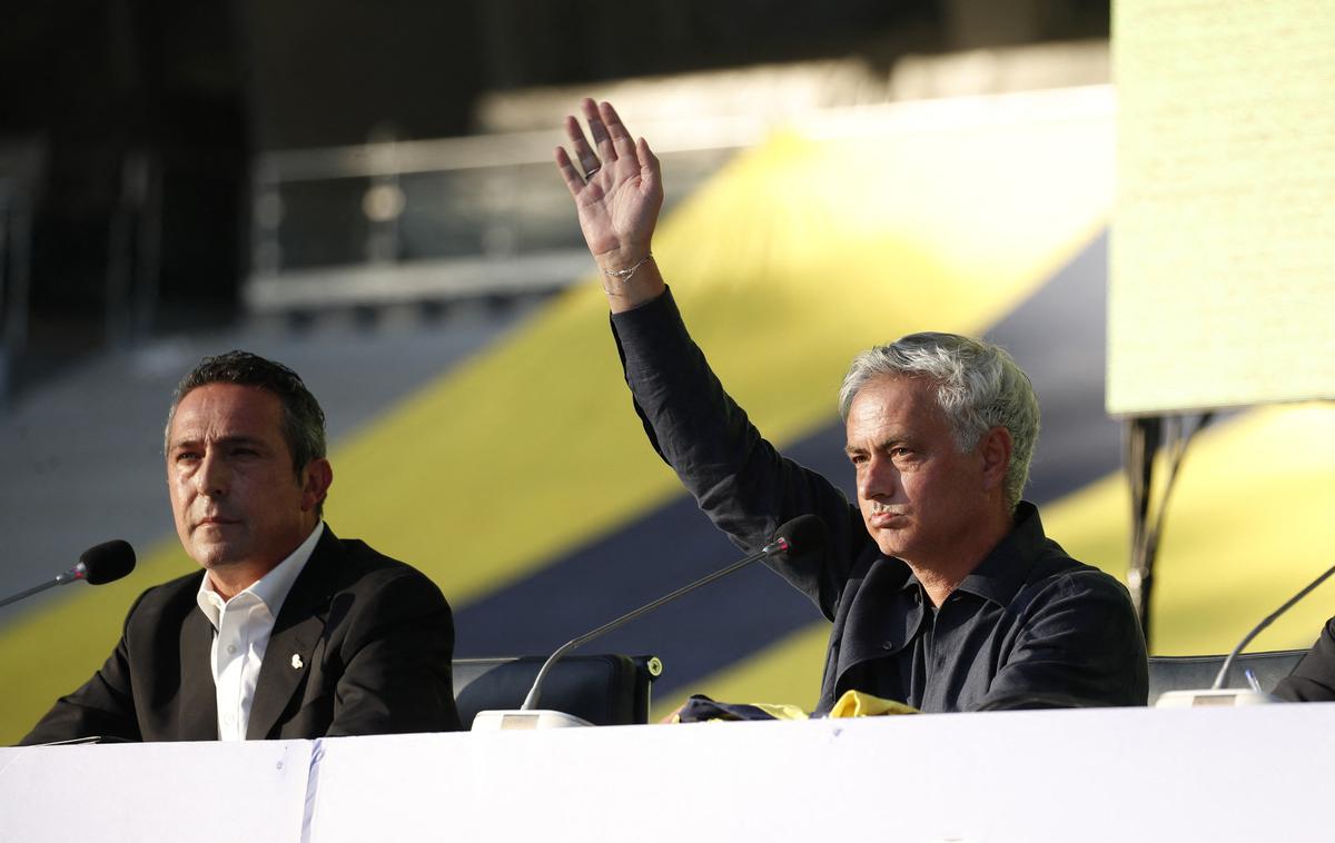 Jose Mourinho Fenerbahče | Jose Mourinho je pogodbo s Fenerbahčejem podpisal kar v pričo javnosti. | Foto Reuters