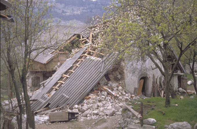 Popolnoma porušeno gospodarsko poslopje na planini Polog nad Tolminom po potresu leta 1998. | Foto: Arso