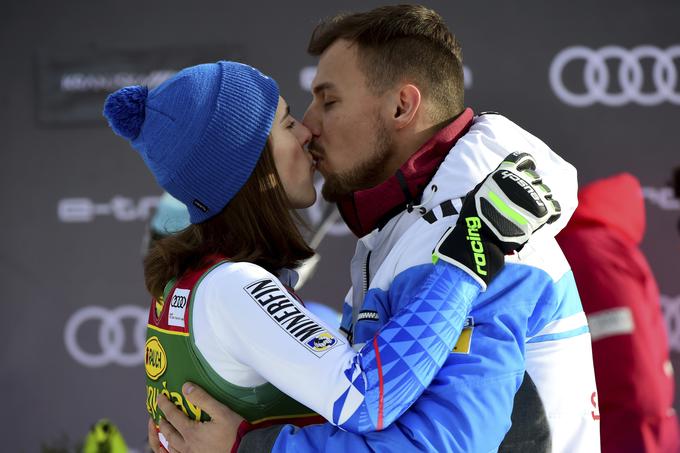 Petra Vlhova se je s partnerjem v Kranjski Gori lani takole veselila zmage in drugega mesta. Kako bo letos? | Foto: AP / Guliverimage