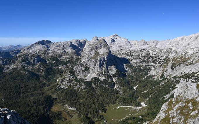 Pogled proti zahodu: na Velo polje, Mišelj vrh in v ozadju desno Kanjevec. | Foto: Matej Podgoršek