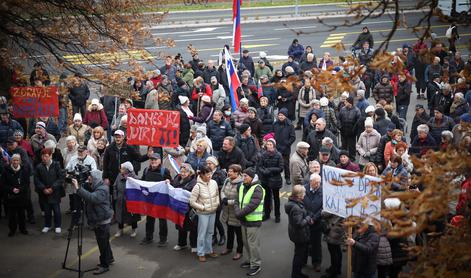 Na Linhartovi cesti v Ljubljani danes protestni shod proti kanalu C0 #foto #video