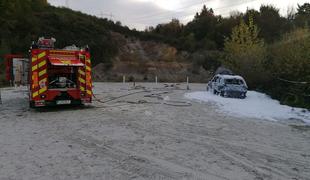 Lopova zažgala BMW takoj po oboroženem ropu vozila za prevoz denarja #foto #video