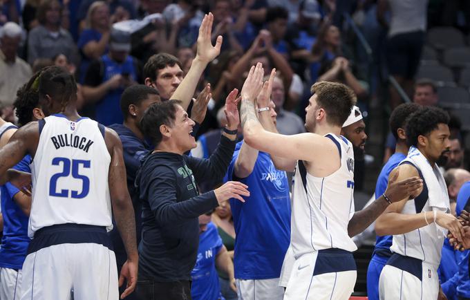 Luka Dončić se skupaj z navijači veseli zmage proti Phoenix Suns. | Foto: Reuters