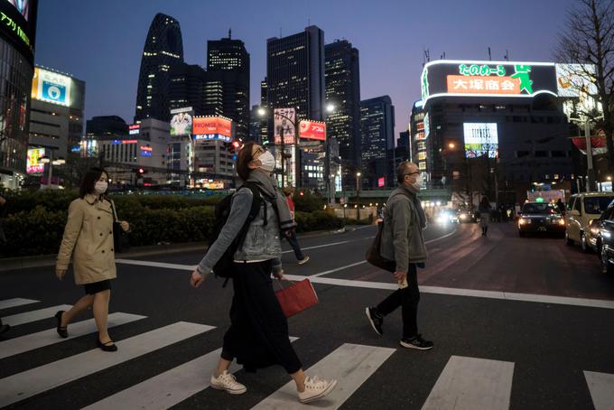 "Na Japonskem se za zdaj, in to je tudi skladno z njihovo zakonodajo, vse, kar se sprejema, sprejema kot poziv oziroma prošnja. Nič ni zapovedano niti sankcionirano. To pomeni, da smo ljudje zaprošeni, da delamo od doma, da ne hodimo v restavracije, da ostajamo doma in da nosimo zaščitne maske," pravi dr. Polak Petričeva. | Foto: Getty Images