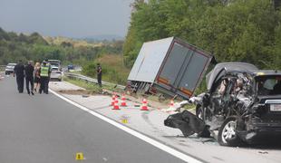 Slovenec zapeljal na odstavni pas in trčil v vozilo: 68-letnik umrl, njegova sopotnica huje poškodovana