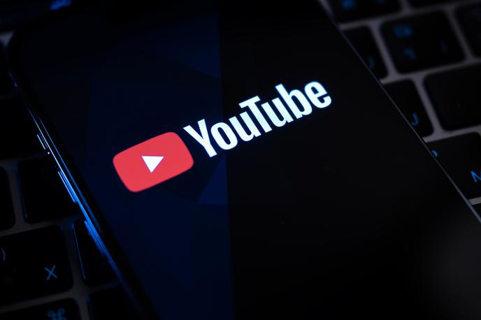 YouTube | Mnogi so prepričani, da gre v primeru oglaševanja med zaustavitvijo videoposnetka za še eno v vrsti potez, s katerimi želi YouTube uporabnike prepričati v sklenitev naročnine na plačljivo storitev YouTube Premium, katere glavni adut je, da med predvajanjem videoposnetkov ne prikazuje oglasov.  | Foto Shutterstock