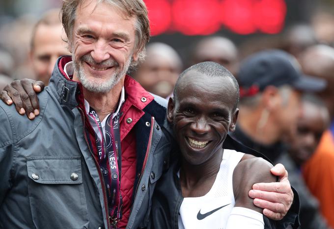 Kipchoge v družbi Jima Ratcliffa, direktorja družbe Ineos, ki je sponzorirala dogodek Ineos Challenge. | Foto: Reuters