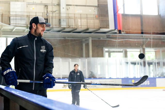 Anže Kopitar te dni na tretji hokejski akademiji, ki jo gosti z nekdanjim hokejistom Tomažem Razingarjem, predaja znanje na mlajše rodove. | Foto: Matic Klanšek Velej/Sportida