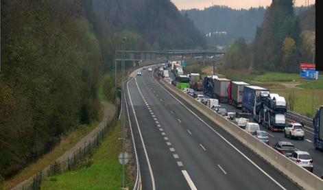 Štajerska avtocesta spet odprta. Zastoj zaradi nesreče ostaja.