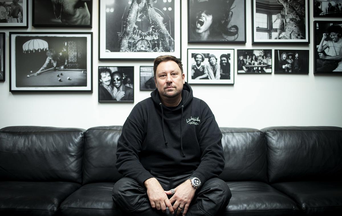 Uroš Umek | "Ne vem, kaj me čaka. Nekdo bo kupil NFT za moj nastop in jaz bom moral najverjetneje na letalo. Mogoče bom moral na Novo Zelandijo ali Aljasko. Morda bom nastopil v baraki, morda v klubu ali pa na festivalu," se nove izkušnje veseli DJ Umek. | Foto Ana Kovač