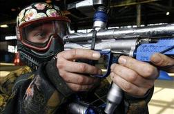 Streljal s pištolo za paintball