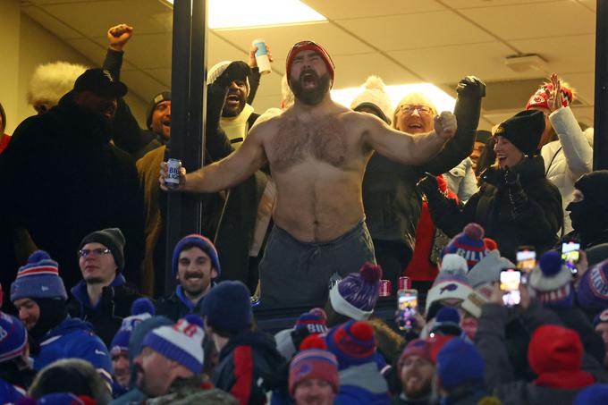 V Las Vegasu ne bo manjkal niti Jason Kelce, Travisov brat, sicer član Philadelphie Eaglesov, eden najbolj priljubljenih v ligi NFL. | Foto: Reuters