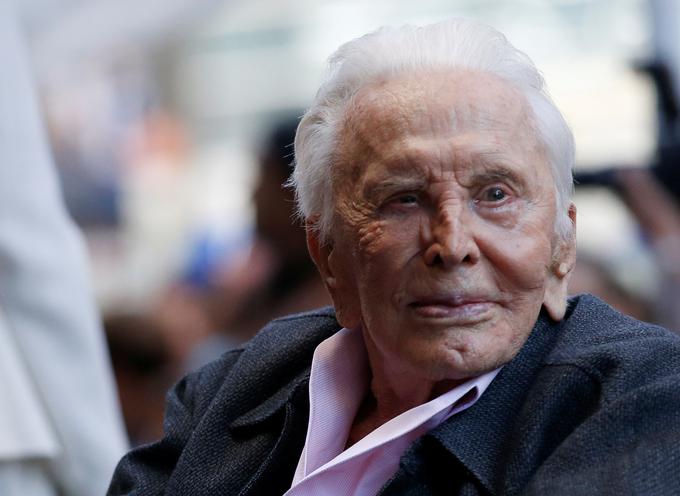 V 104. letu starosti se je poslovila igralska ikona Kirk Douglas. Novico o njegovi smrti je javnosti sporočil sin Michael Douglas.  | Foto: Reuters