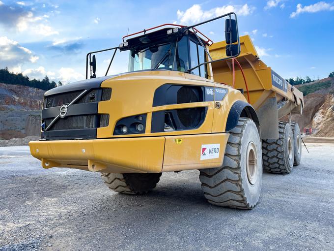 Volvo A40G je dolg 11,2 metra, širok je 3,4 metre in visok skoraj 3,6 metra. Samo dolžina kesona presega šest metrov. | Foto: Gregor Pavšič