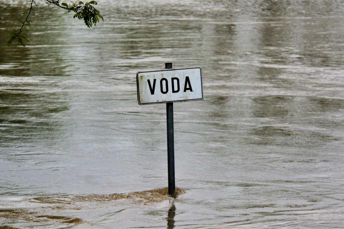 Hrvaška poplave | Zaradi obilnih nočnih in jutranjih padavin je močno narasla reka Kolpa v Gorskem kotarju. Pri naselju Hrvatsko so izmerili rekorden vodostaj, ki je znašal 445 centimetrov, zato so razglasili izredne ukrepe protipoplavne zaščite na tem območju, poroča hrvaška tiskovna agencija Hina. Voda ni dosegla hiš, deli cest ob Kolpi pa so zaprti. | Foto STA