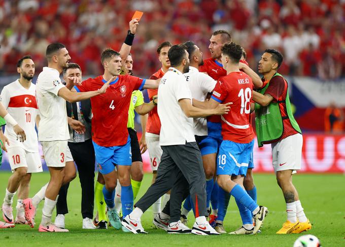 Ko sta se na dvoboju skupine F udarili Češka in Turčija, sta uprizorili do takrat nepojmljiv festival kartonov. Romunski sodnik Istvan Kovacs jih je na omenjeni tekmi pokazal kar 19! Turki so jih prejeli 12, Čehi pa sedem. Pred tem je bilo največje število kartonov na tekmi Eura ''zgolj'' deset v finalu Eura 2016 med Portugalsko in Francijo. | Foto: Reuters