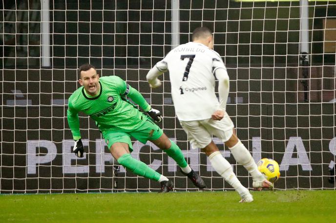 Samir Handanović, Cristiano Ronaldo | Takole je Cristiano Ronaldo zabil enega od dveh golov Samirju Handanoviću. | Foto Reuters