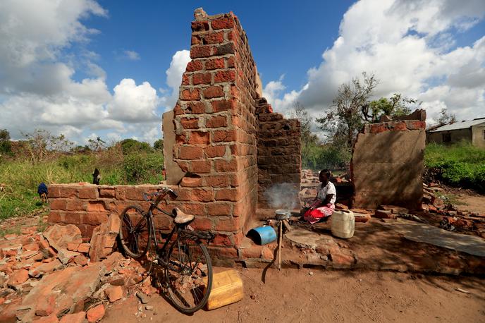 ciklon | Mozambik je v noči na petek dosegel ciklon Kenneth, ki je zahteval pet smrtnih žrtev, dva človeka sta poškodovana, uničil in poškodoval je 3300 hiš in 18 tisoč ljudi se je zateklo v začasna bivališča. Kot svarijo pri Združenih narodih, bi Kenneth lahko imel katastrofalne posledice za več kot 110 tisoč ljudi. Sredi marca je to južnoafriško državo opustošil že ciklon Idai (na fotografiji), ki je prizadel najmanj 1,8 milijona ljudi. | Foto Reuters