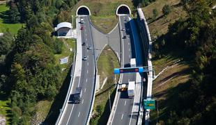 Nesreča v predoru Trojane proti Ljubljani, nastaja zastoj