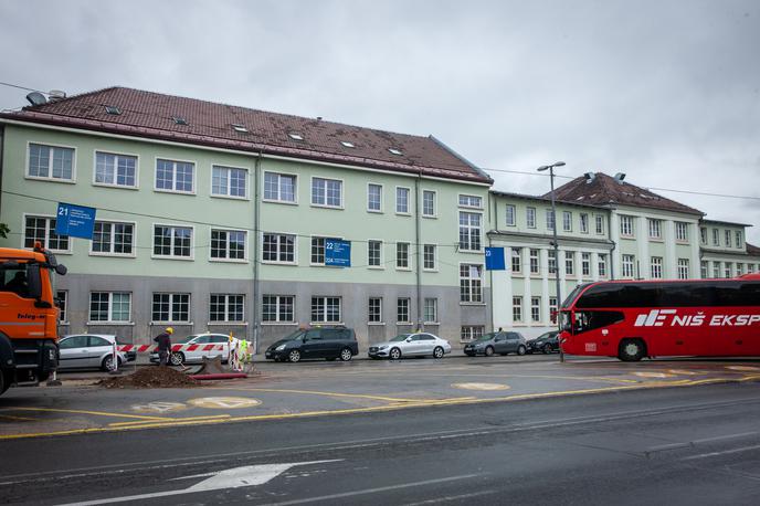 Glavna avtobusna postaja, Slovenske železnice, Železniška postaja | Na Slovenskih železnicah naj bi porušili stavbo pred ljubljansko avtobusno postajo, da bi na tem mestu uredili dodatne perone za avtobuse, ki jih v načrtovani avtobusni postaji ob Vilharjevi cesti primanjkuje. | Foto Gaja Hanuna