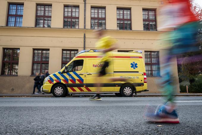 Lani sta kar dva tekača na Ljubljanskem maratonu doživela srčni infarkt. "Če se je že moralo zgoditi, potem je bolje, da se je na dobro organiziranem maratonu, kjer je nujna medicinska pomoč v bližini, kot pa nekje na samem, ko ni v bližini nikogar, ki bi bil sposoben za reševanje takšne situacije," pravi Zupetova. | Foto: Matic Klanšek Velej/Sportida