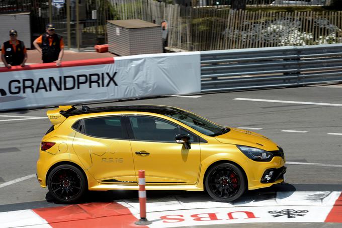 V notranjosti sta dirkaška sedeža s šesttočkovnim varnostnim pasom, iz nje pa so odstranili klimatsko napravo in zadnjo klop, da bi prihranili pri skupni masi. | Foto: Renault