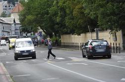 81-letni voznik peški izsilil prednost. S hudimi poškodbami v bolnišnici.