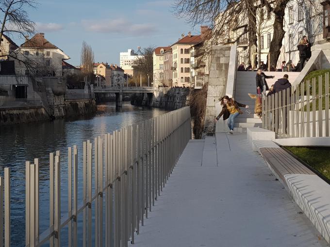 Prenova nabrežja Ljubljanice avtorjev projekta Vesne in Mateja Vozliča iz Ateljeja Vozlič (iz kataloga Slovenskega paviljona na arhitekturnem bienalu v Benetkah z naslovom Living with Water urednikov Nine in Matevža Grande). | Foto: Matej Vozlič, Miran Kambič iz publikacije Living with Water