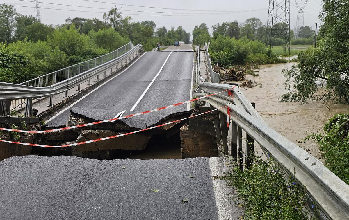 Dol pri Ljubljani, poplave, Telekom Slovenije, GVO | Mostu na glavni cesti med Črnučami in Litijo, ki je med drugim nosil optični kabel čez reko Kamniško Bistrico, ni več. | Foto Srdjan Cvjetović