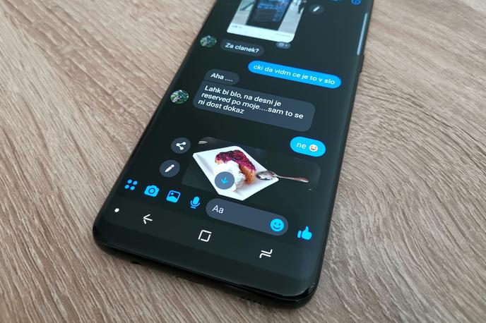 Facebook Messenger | Delovanje Facebookove aplikacije Messenger se v temnem načinu ne spremeni niti malo, je pa sploh v temi precej bolj prijazen do oči. | Foto Matic Tomšič