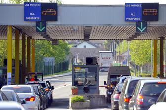 Slovenci množično na Hrvaško: na meji tudi več kot štiri ure